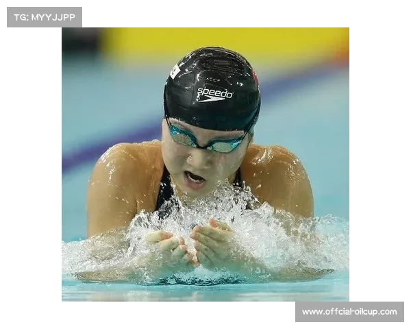 运动员身着Speedo“星河灿烂”配色泳衣，泳池中折射独特光影