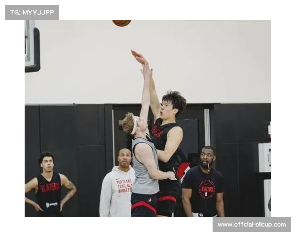 杨瀚森命中生涯首记三分，开拓者惨败雷霆仍现新星光芒