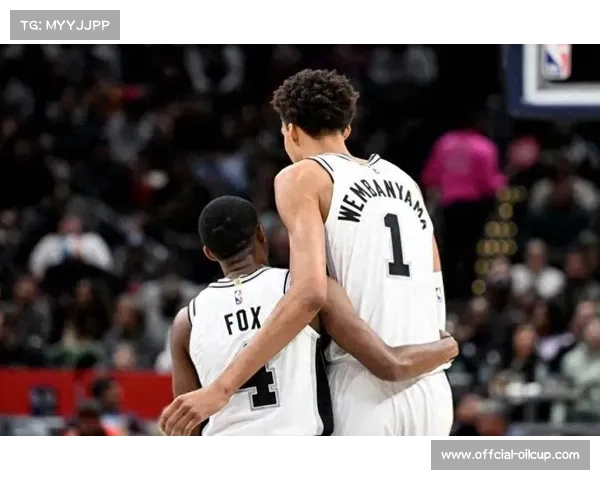 福克斯与卡斯尔后场组合，维持马刺进攻运转